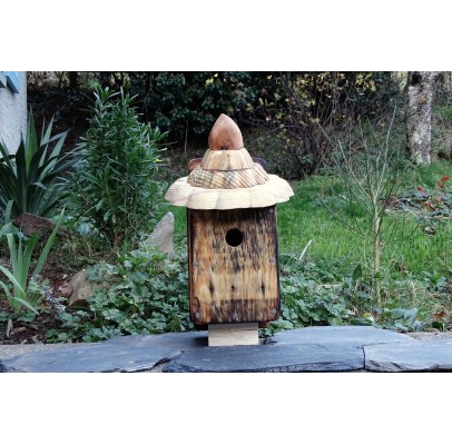 Nichoir en bois recyclés et flammé pour oiseaux -28 mm-toit pointu "4"