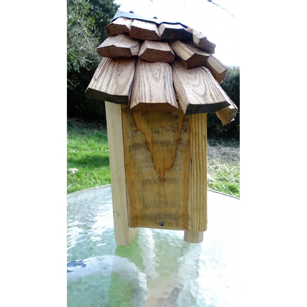 Nichoir en bois recyclé (toit pointu) 28 mm - Terre Vivante